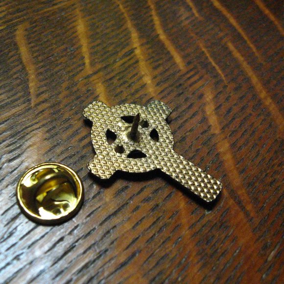 🍀 Celtic Ring Cross Vintage Lapel Pin - Picture 3 of 4